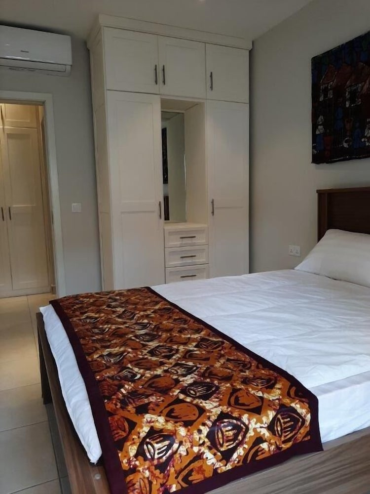Family Apartment, 2 Bathrooms, Courtyard View (B4)
