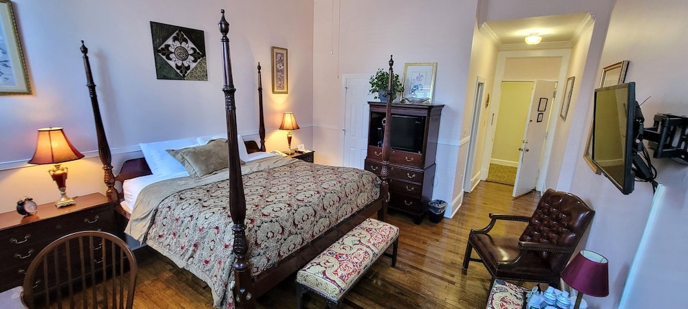 Deluxe Studio Suite, 1 King Bed, Non Smoking photo 1