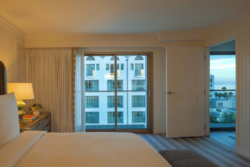Suite, 1 Bedroom, Corner (Oceanfront) - Photo 2