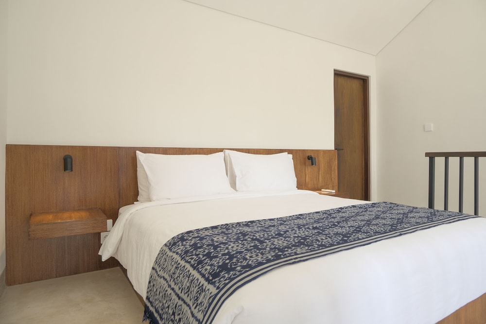 Superior Studio, 1 King Bed, Pool View