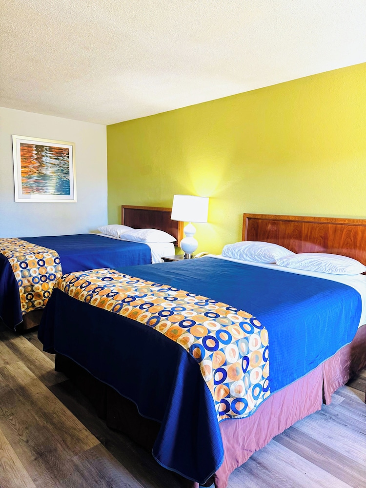 Room, 2 Queen Beds, Non Smoking photo 2
