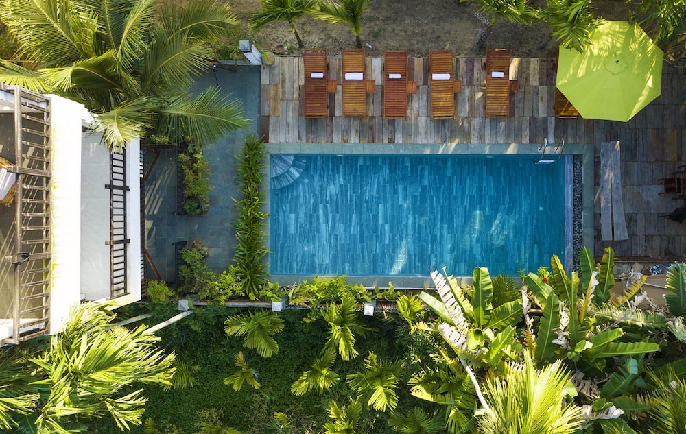 Deluxe Double Room, 1 King Bed, Pool View