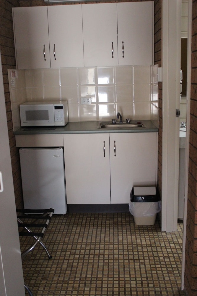 Deluxe Room, 1 Queen Bed, Kitchenette photo 3