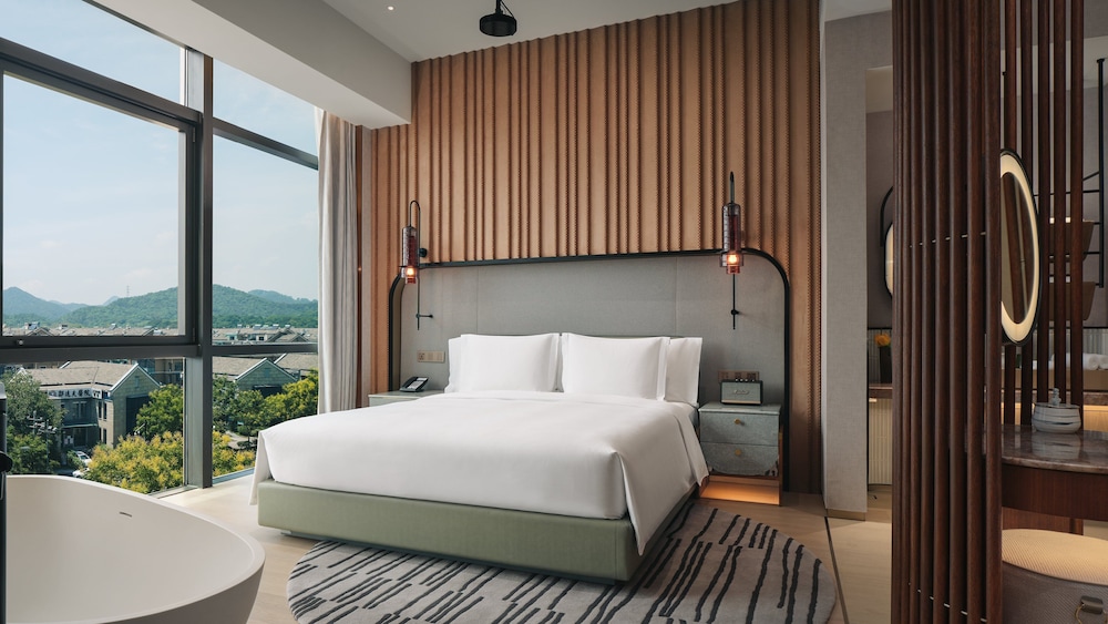 Suite, 1 Bedroom - Photo 2