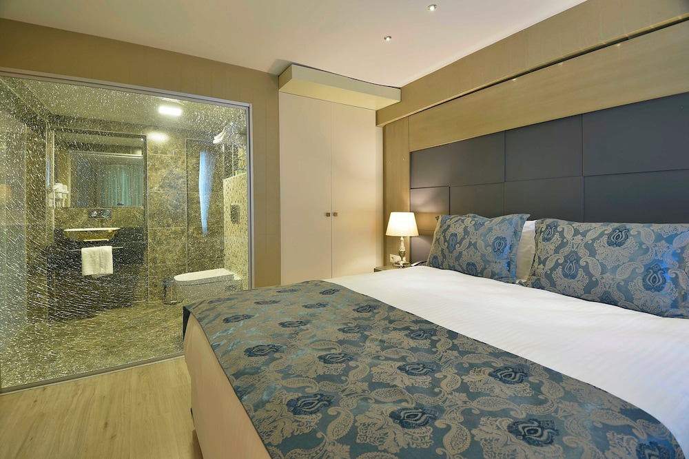 Deluxe Triple Room photo 2