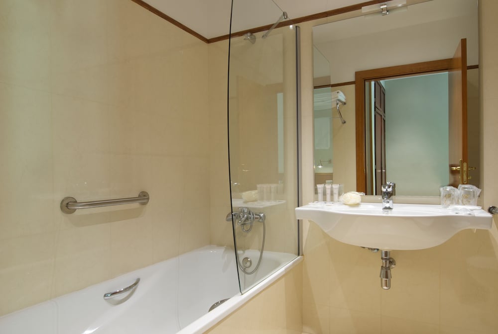 Basic Double or Twin Room - Photo 3