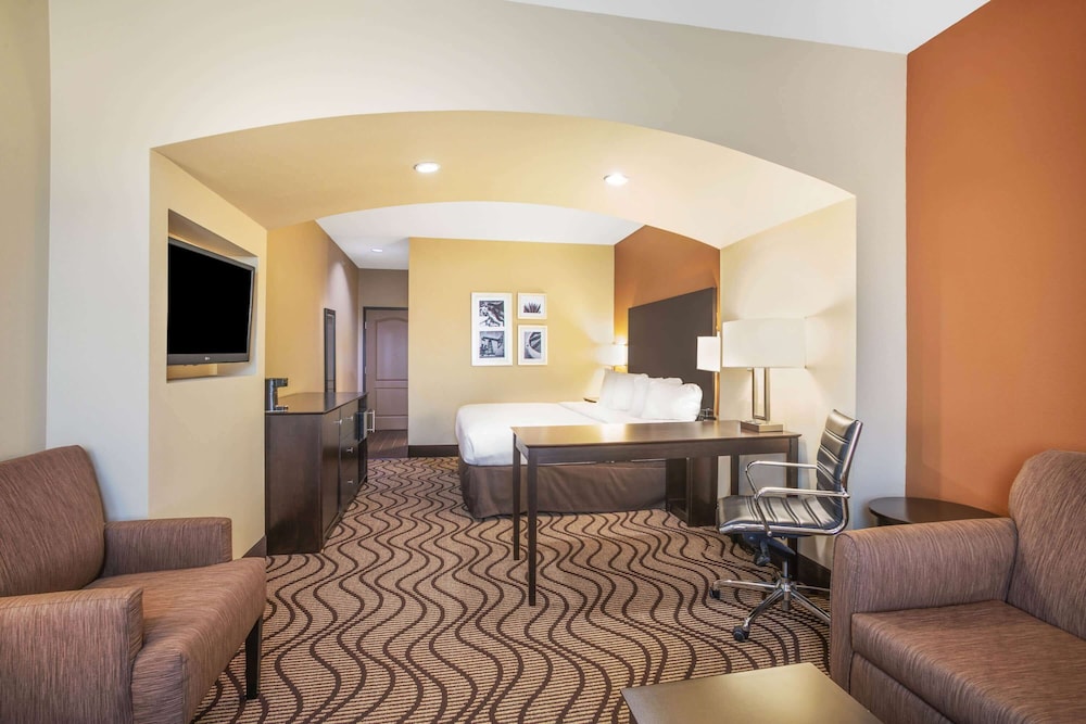 Deluxe Room, 1 King Bed, Accessible, Non Smoking (Mobility,Tub w/Grab Bars) photo 1