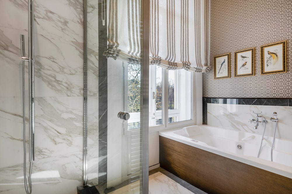 Suite, 1 King Bed, Park View (Corner, Fireplace)