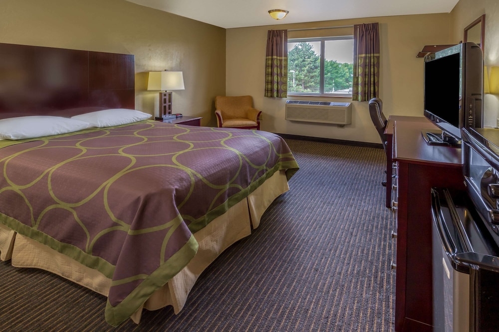 Suite, 1 Queen Bed, Microwave - Photo 5
