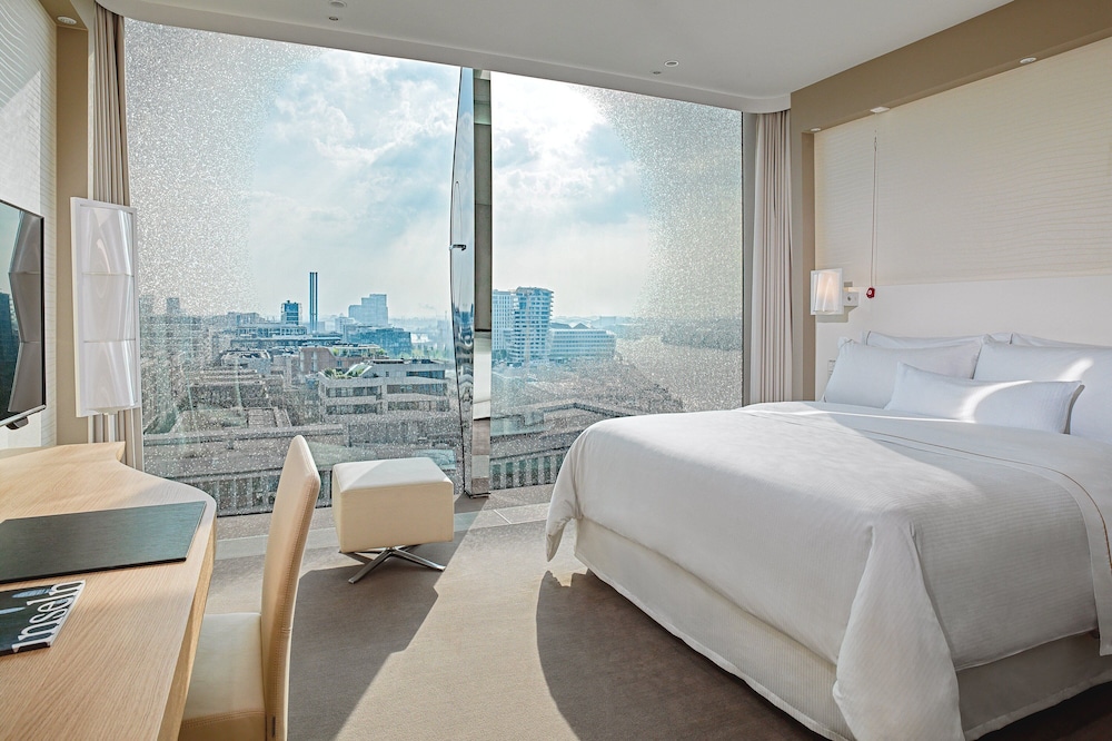 Deluxe Room, 1 King Bed, City View