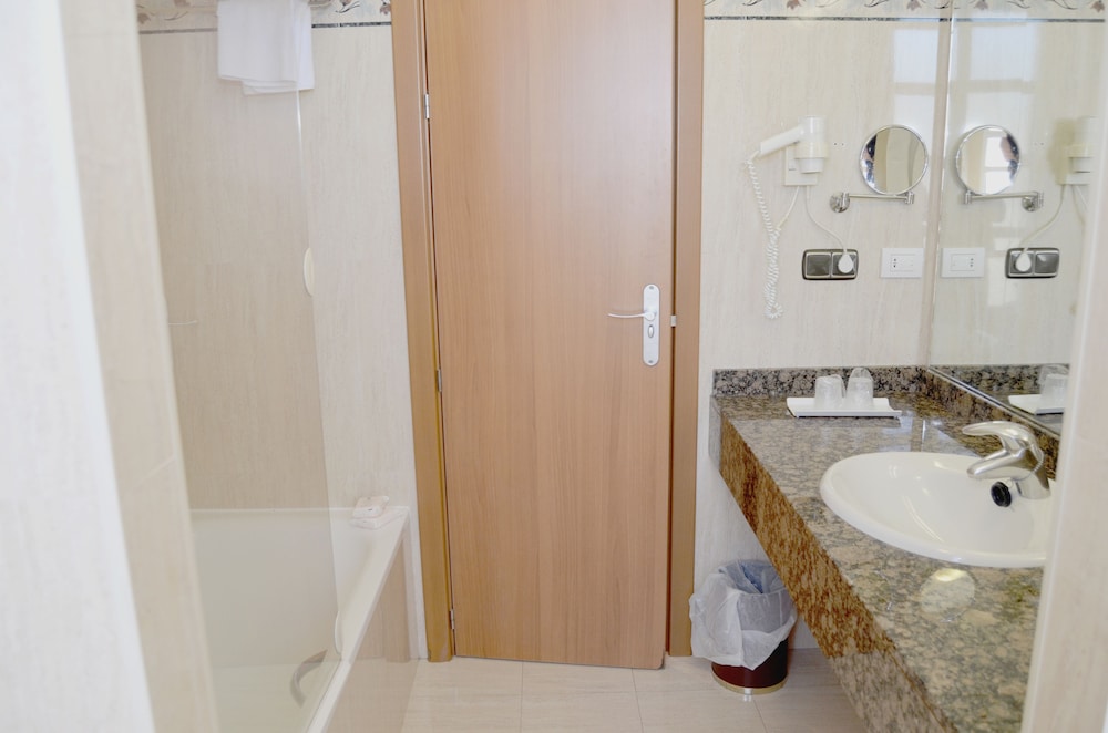 Double Room - Photo 5