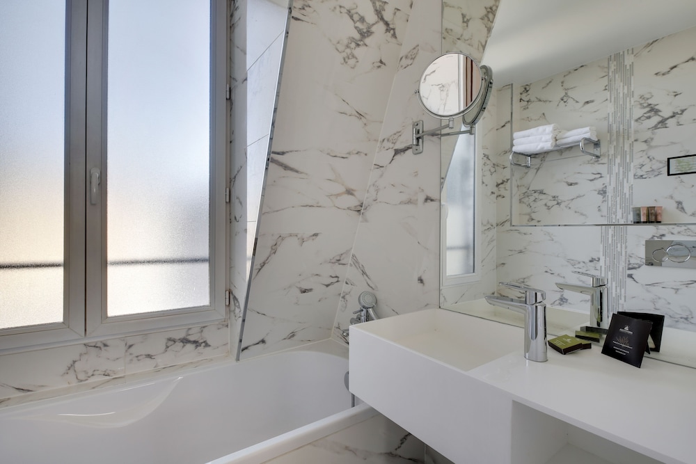 Deluxe Triple Room, City View photo 2