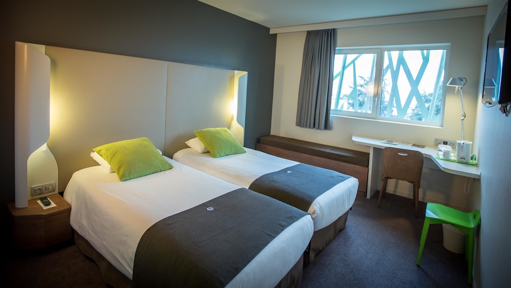 Standard Room, 2 Twin Beds - Photo 10