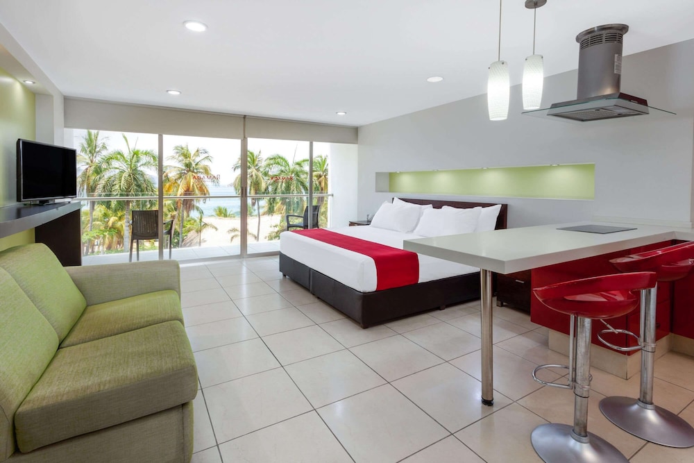Standard King Suite Ocean View photo 2