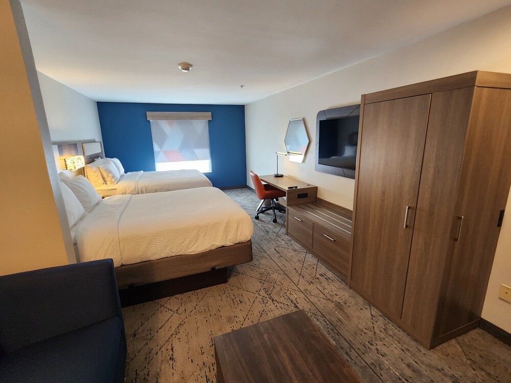 Suite, 2 Queen Beds - Photo 10