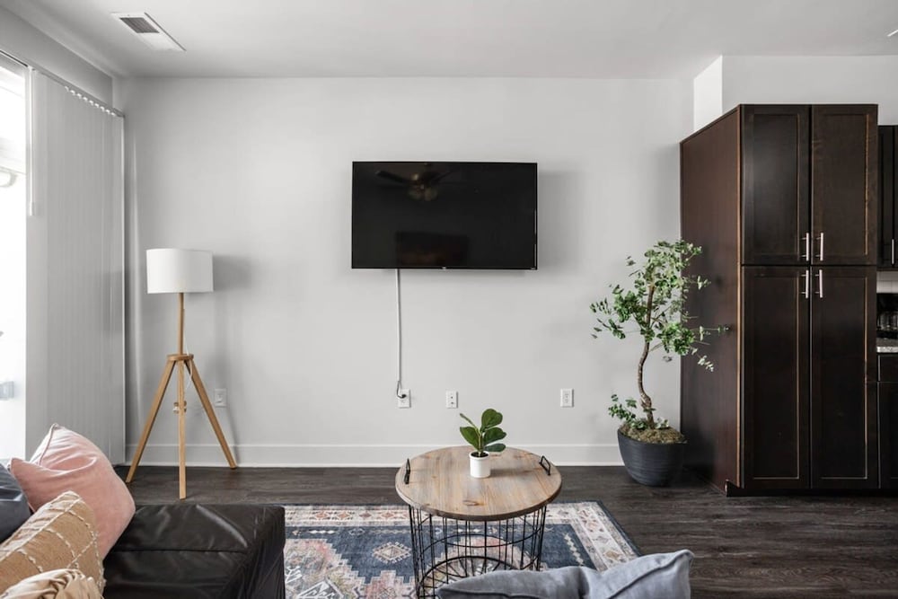 Cozysuites Spacious 2BR Next to Whole Foods, Photo 18