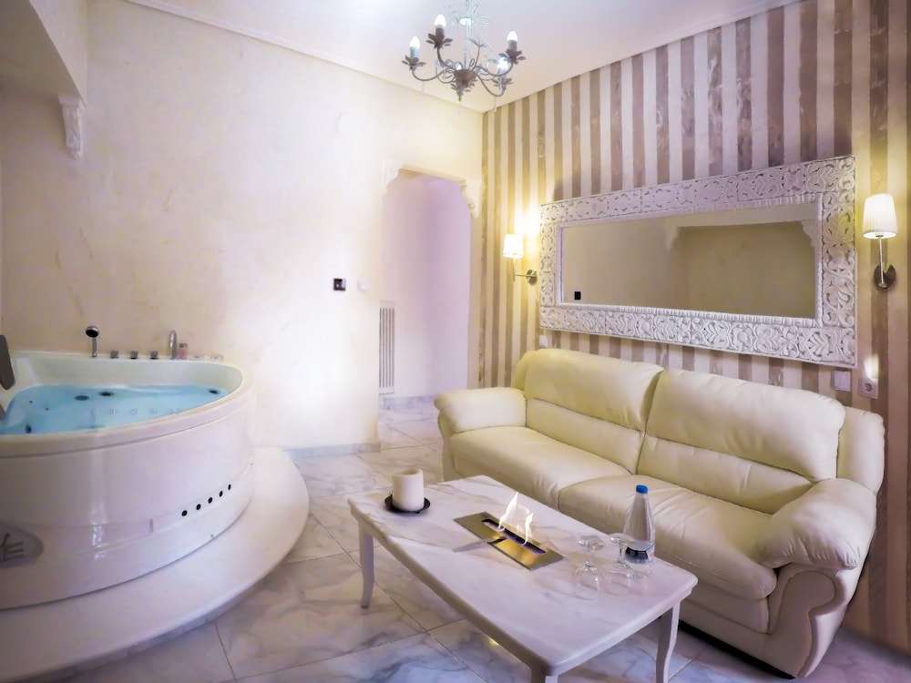 Sea Breeze Horizon View Suite with Rooftop Outdoor Jetted Tub photo 3
