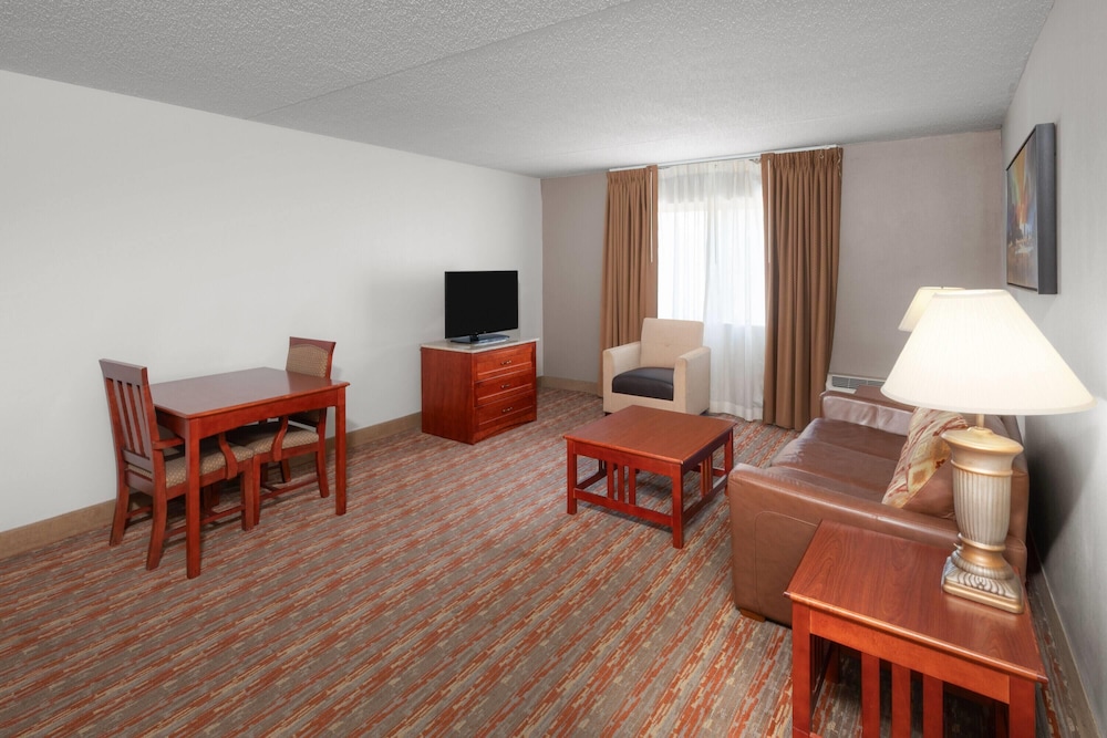 Deluxe Suite, 1 King Bed, Non Smoking (Second Floor) - Photo 2
