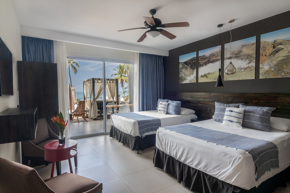 Premium Double Room, 2 Queen Beds, Sea View (Accesible Room)