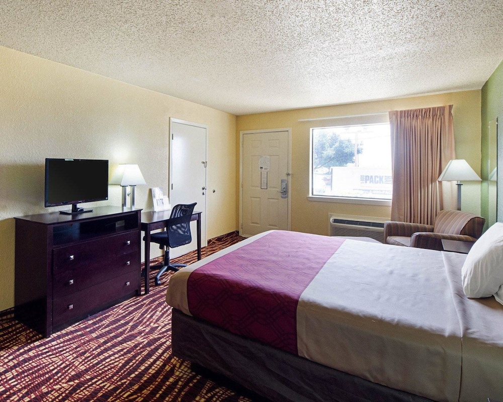Standard Room, 1 King Bed, Non Smoking - Photo 4
