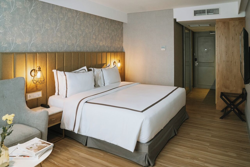 Executive Room, 1 King Bed - Photo 4