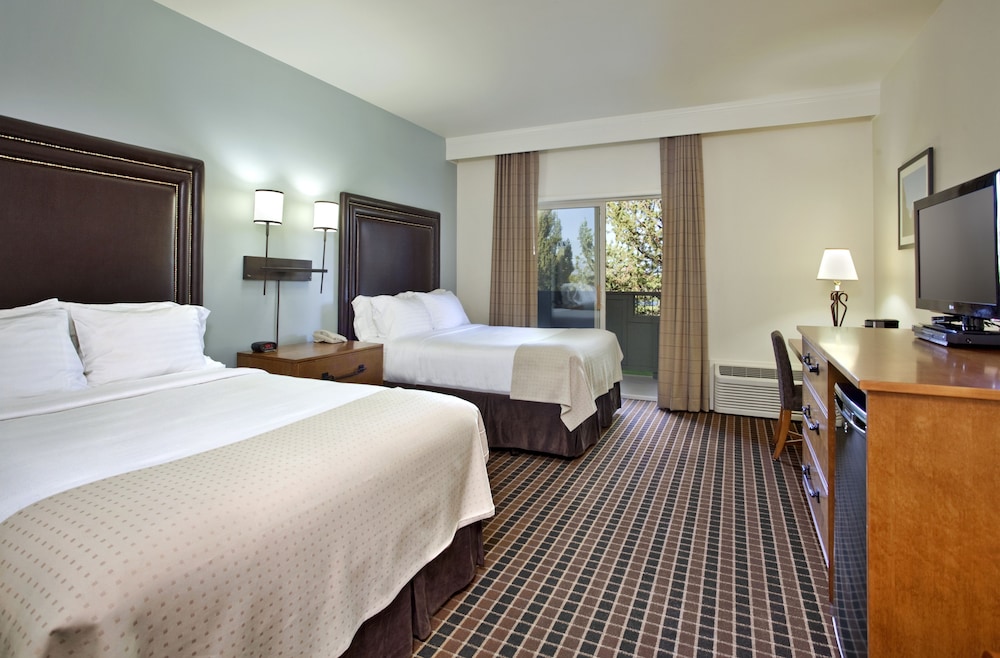 Double Room, 2 Queen Beds, Golf View - Photo 1