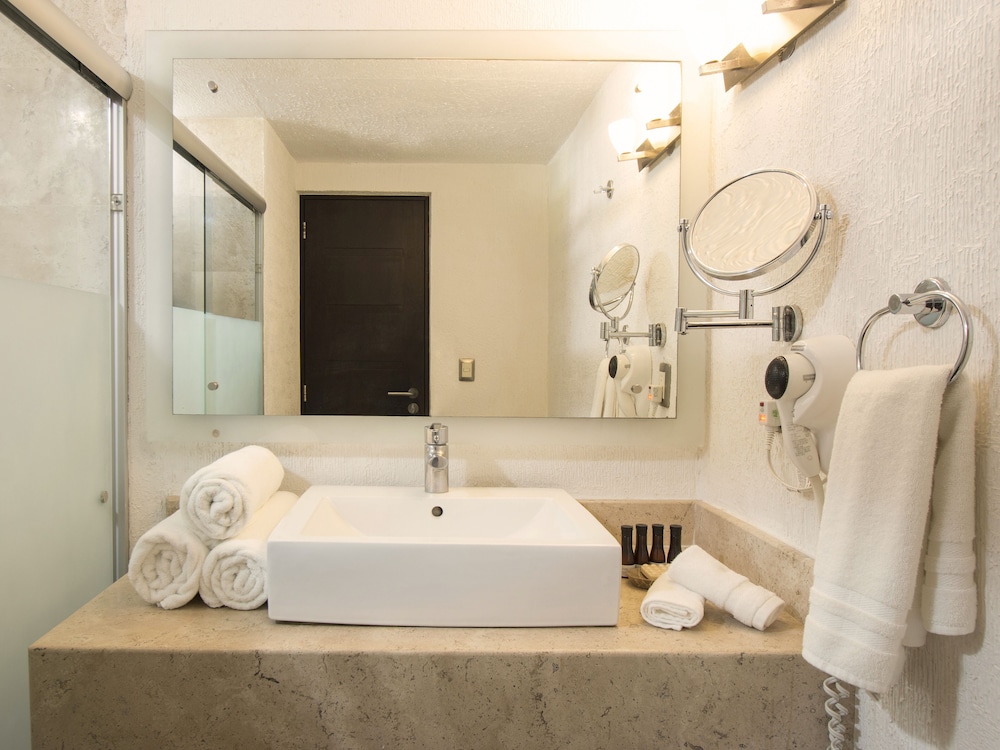 Standard Room, 1 King Bed photo 3