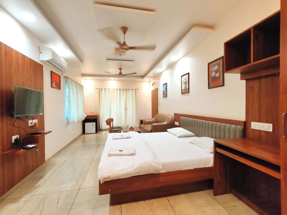 Deluxe Suite, Balcony, City View photo 2