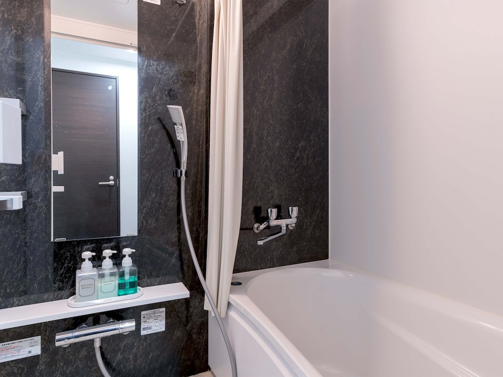 Twin Room, Corner thumbnail 5