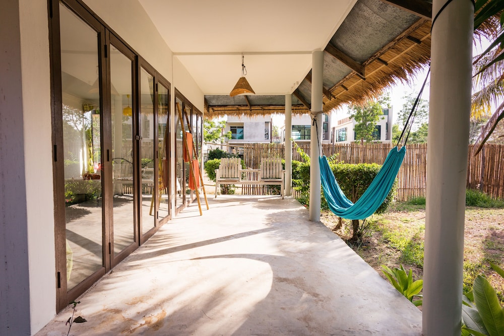 Deluxe Bungalow, 1 King Bed, Patio, Garden Area photo 2