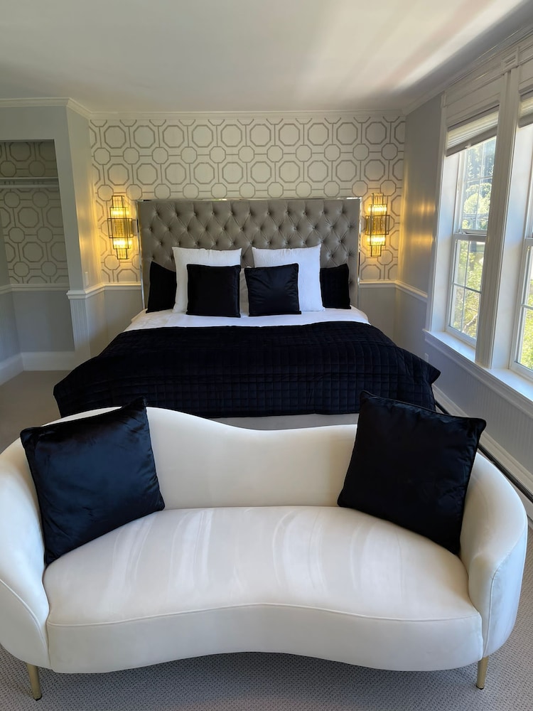 Deluxe Studio, River View (D)