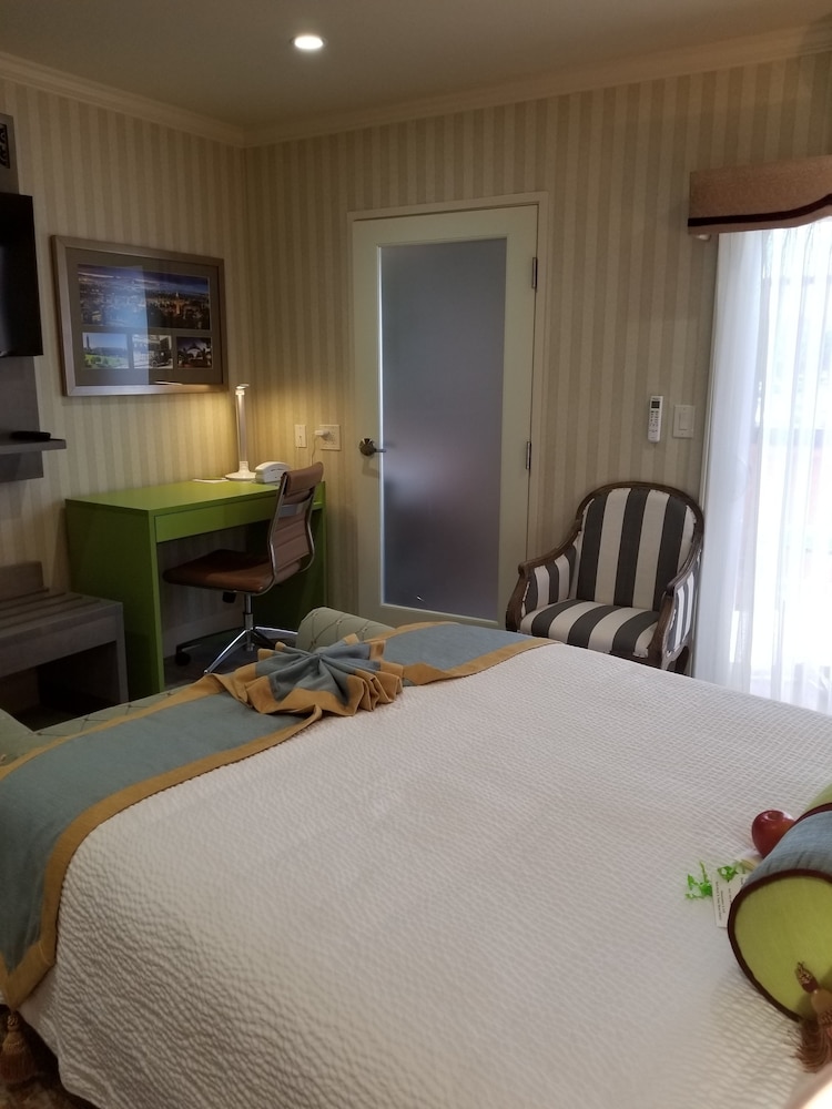 Premium Room, 1 Queen Bed photo 2