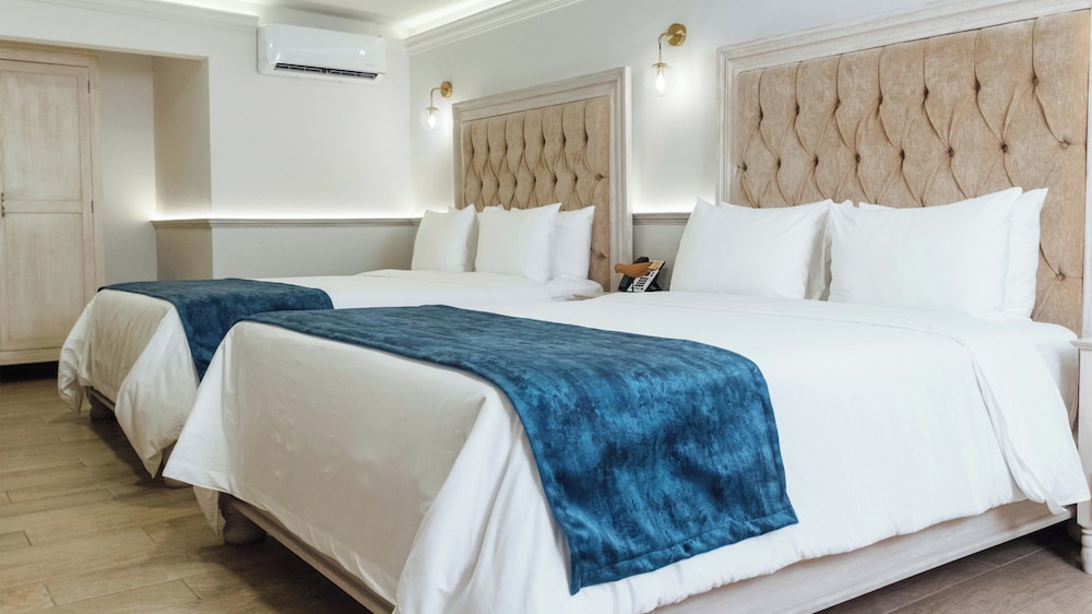 Suite, 2 Queen Beds - Photo 10