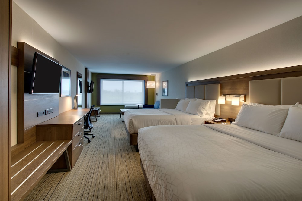 Suite, 1 Bedroom (2 Queen Beds and 1 Double Sofa Bed) photo 3