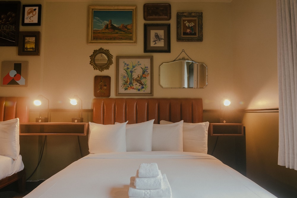 Available room thumbnail 5