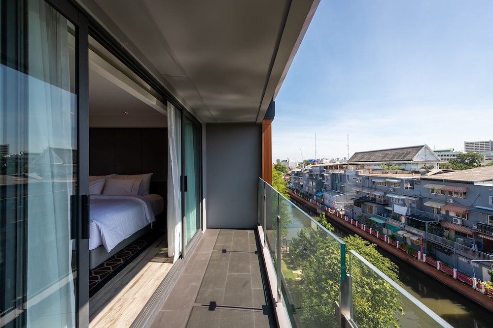Deluxe Room, 1 King Bed, Balcony photo 2