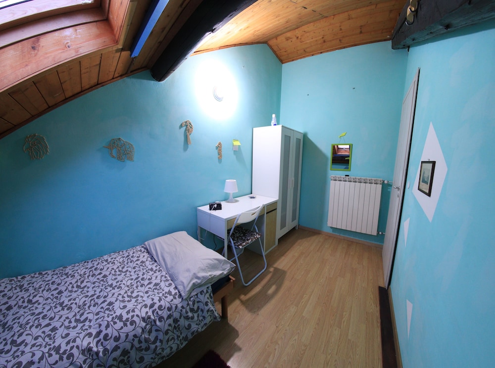 Single Room, Shared Bathroom photo 1