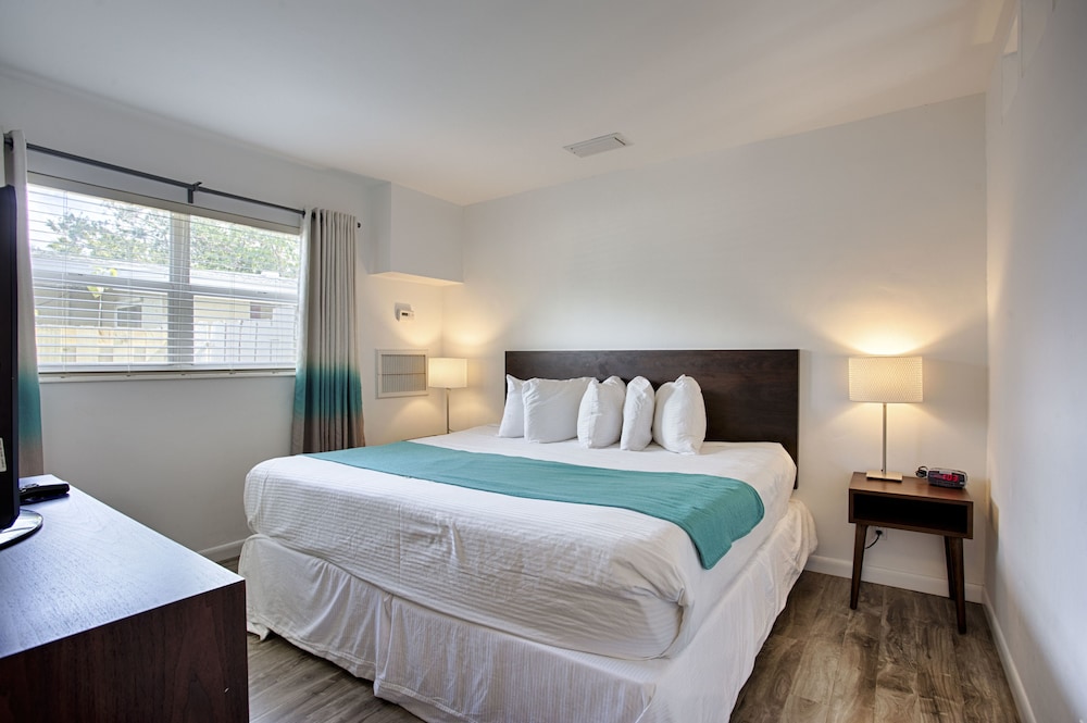 Nonsmoking King Suite photo 2