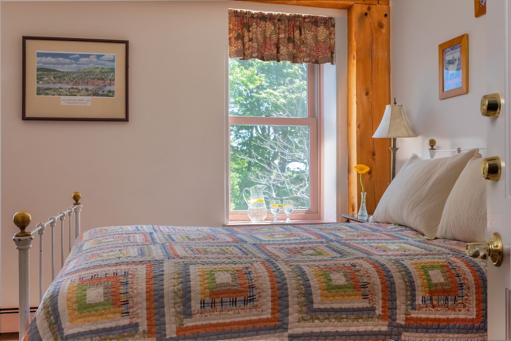 Standard Double Room, 1 Double Bed, Private Bathroom (Bathroom Across Hall) photo 3