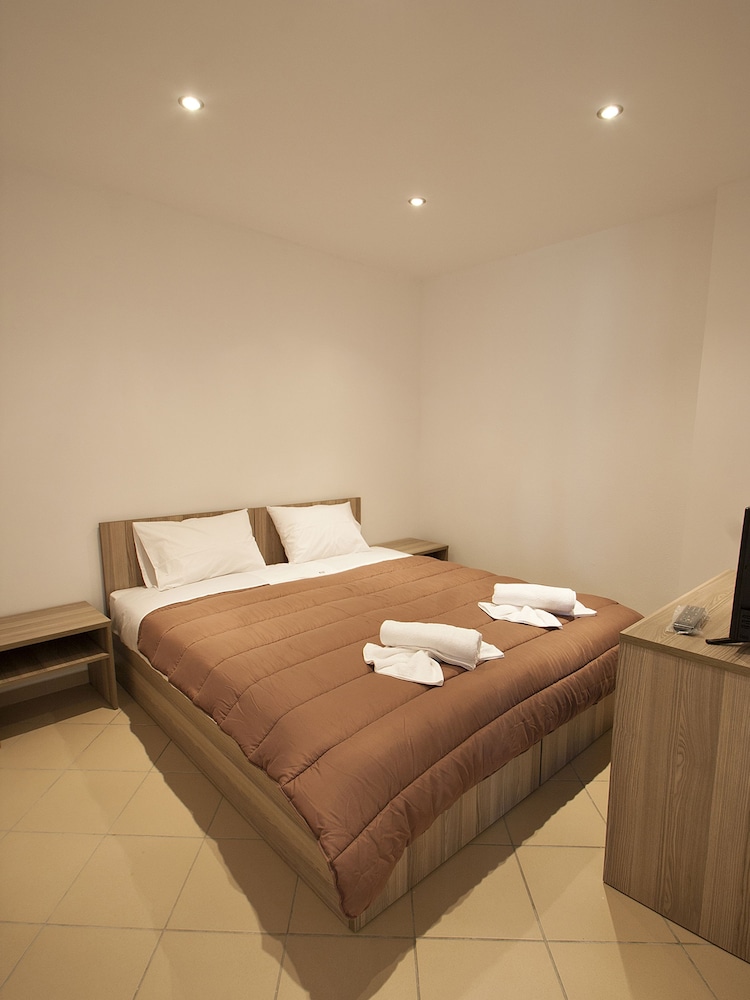 Room, 2 Bedrooms photo 3