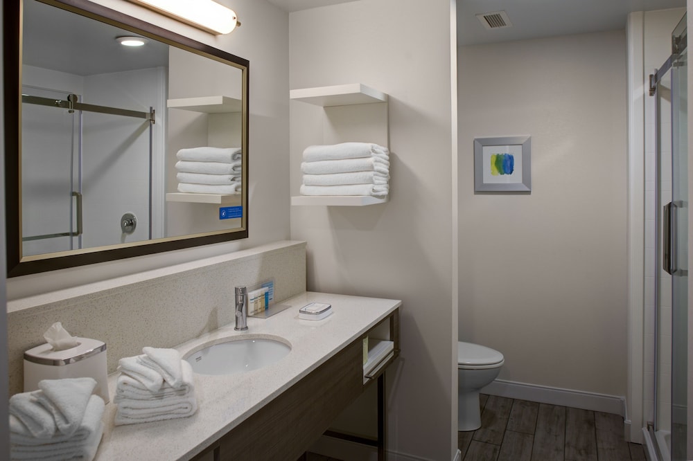 Room, 1 King Bed, Non Smoking, Refrigerator - Photo 2