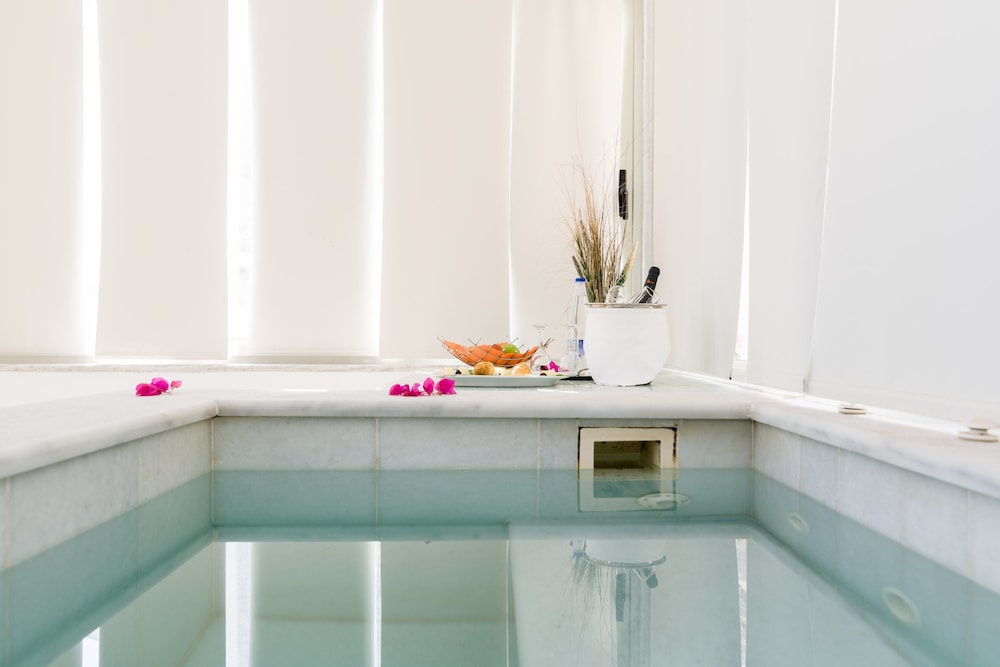 Room, Jetted Tub (Maisonette)