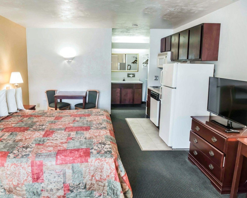 Standard Room, 1 Queen Bed with Sofa bed, Non Smoking photo 3