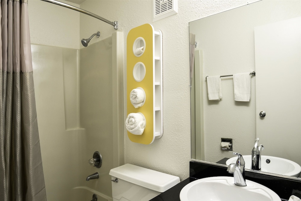Deluxe Room, 2 Double Beds, Non Smoking, Refrigerator & Microwave photo 2