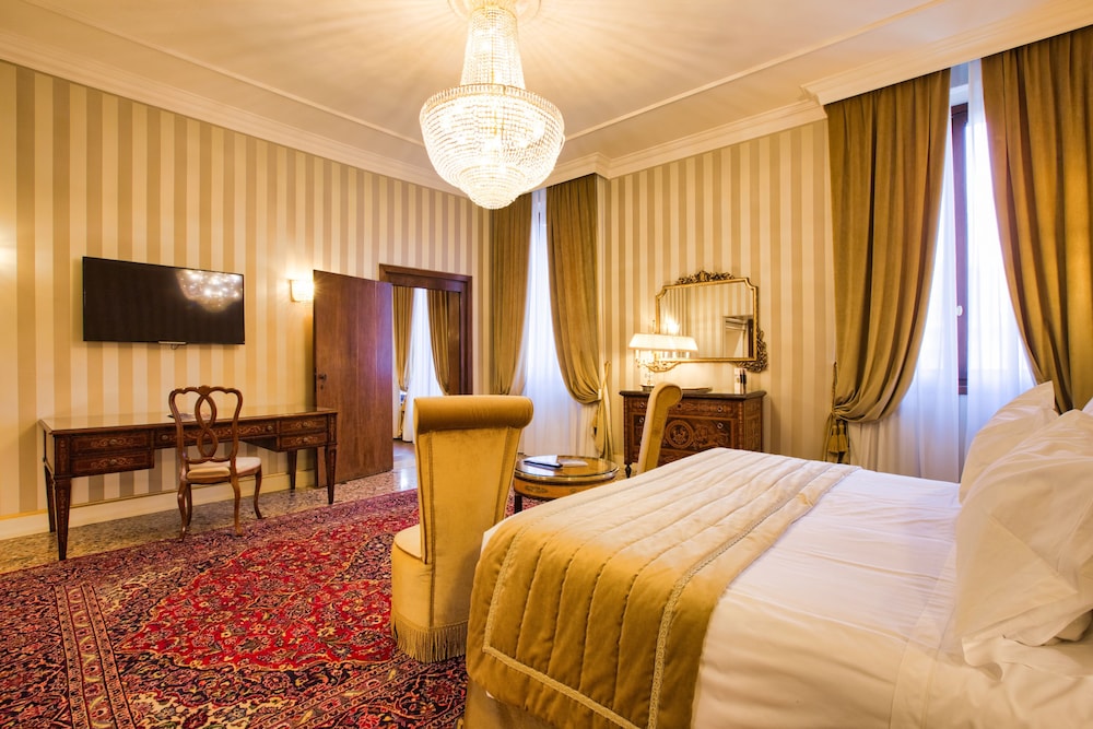 Premier Suite - Photo 3
