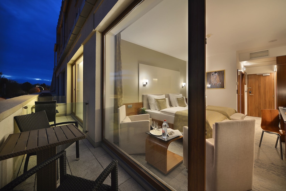 Deluxe Double Room with Golf Course View and Balcony photo 1