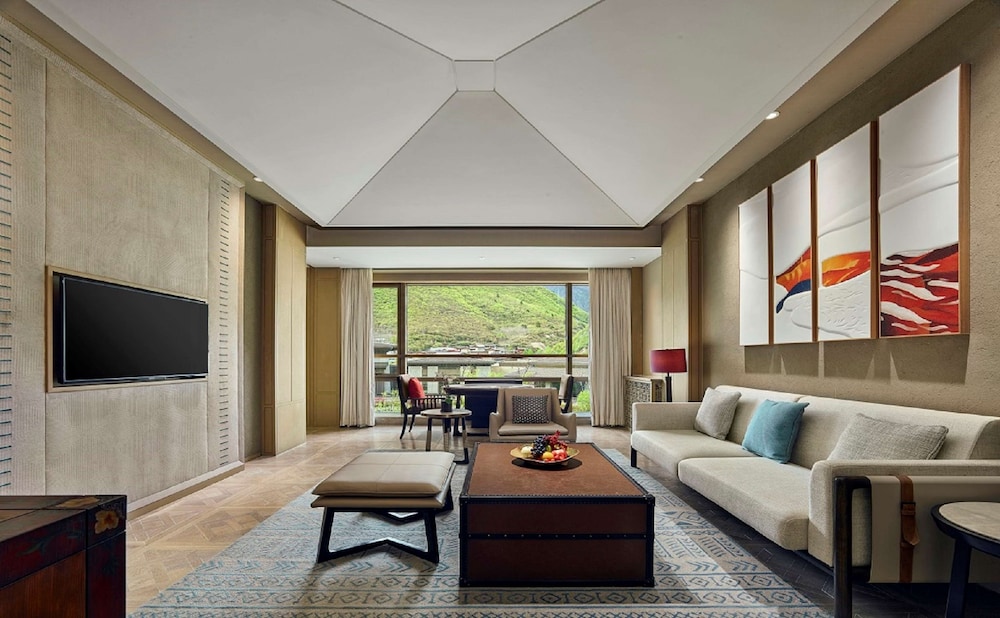 Deluxe Suite, 1 King Bed, Lake View - Photo 1