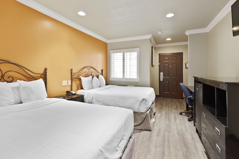 Deluxe Room, 2 Double Beds, Non Smoking, Ground Floor - Photo 5