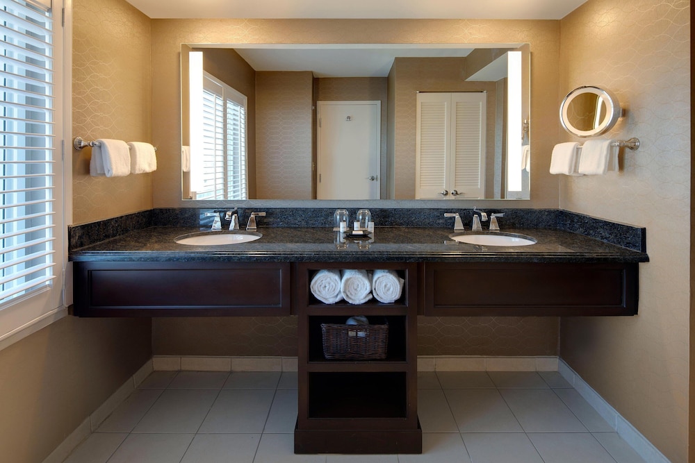 Suite, 1 Bedroom (Mobility/Hearing Accessible, Tub) - Photo 7