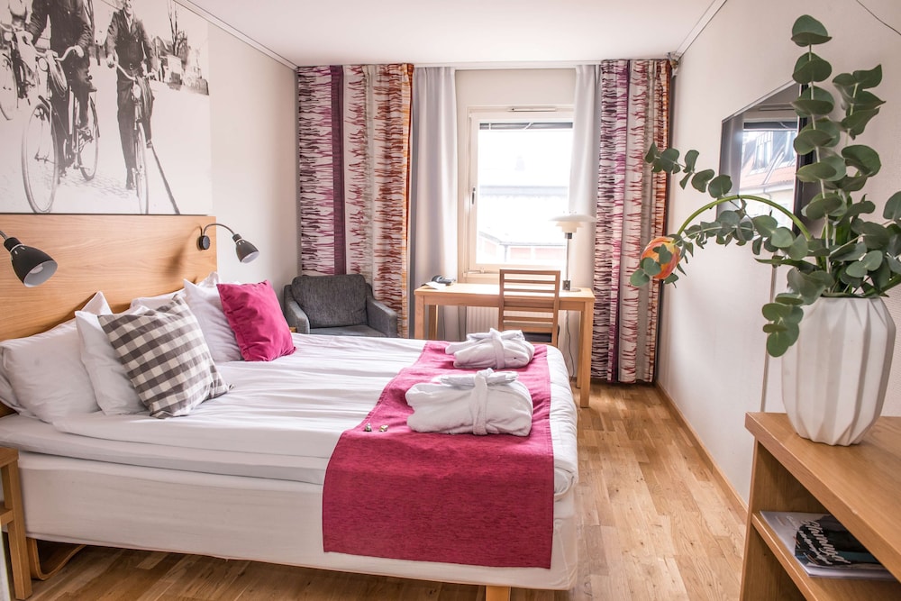 Standard Room, 2 Twin Beds, Non Smoking - Photo 6